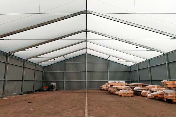 Bâtiment industriel avec bardages pour stockage sécurisé