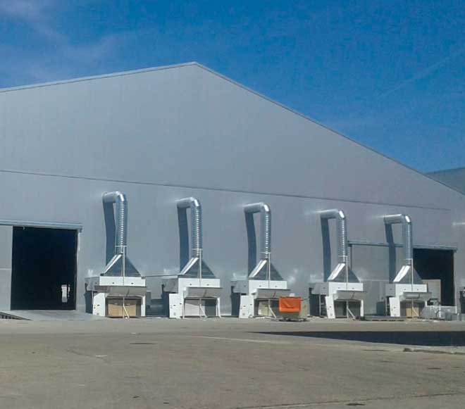 Bâtiment industriel avec systèmes de ventilation et quais de chargement