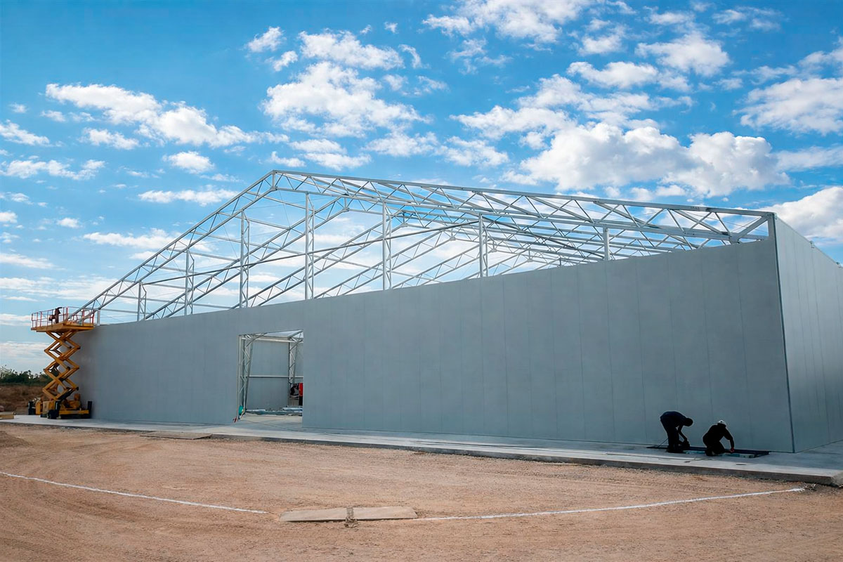 Bâtiment en acier démontable et réutilisable