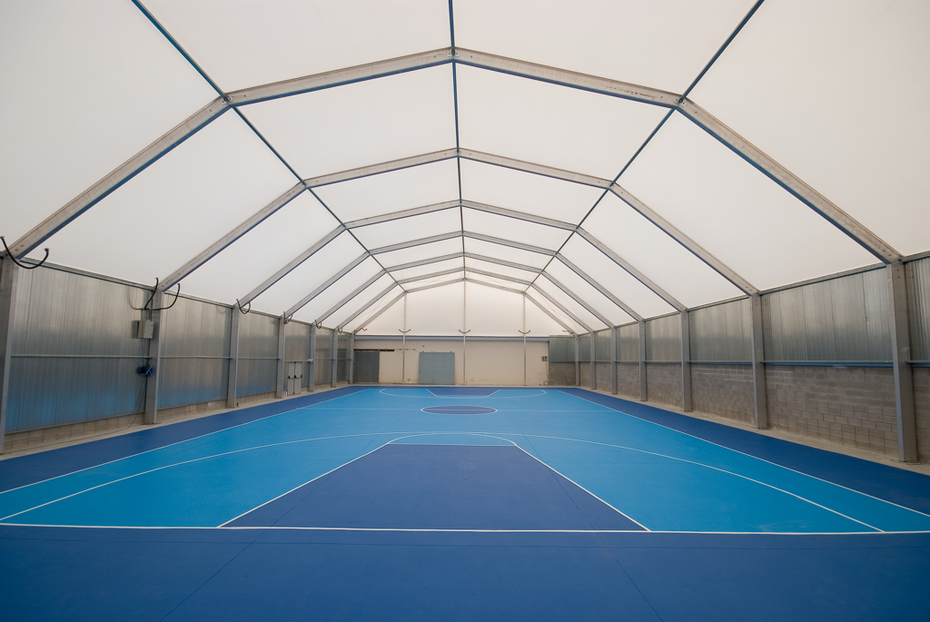 Intérieur d'un bâtiment sportif préfabriqué
