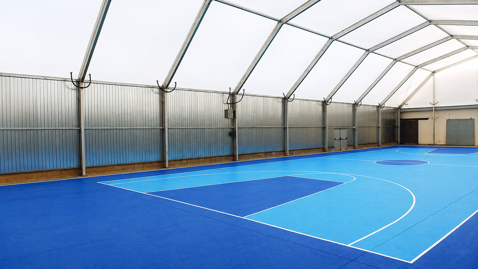 Terrain intérieur avec bâtiment sportif démontable