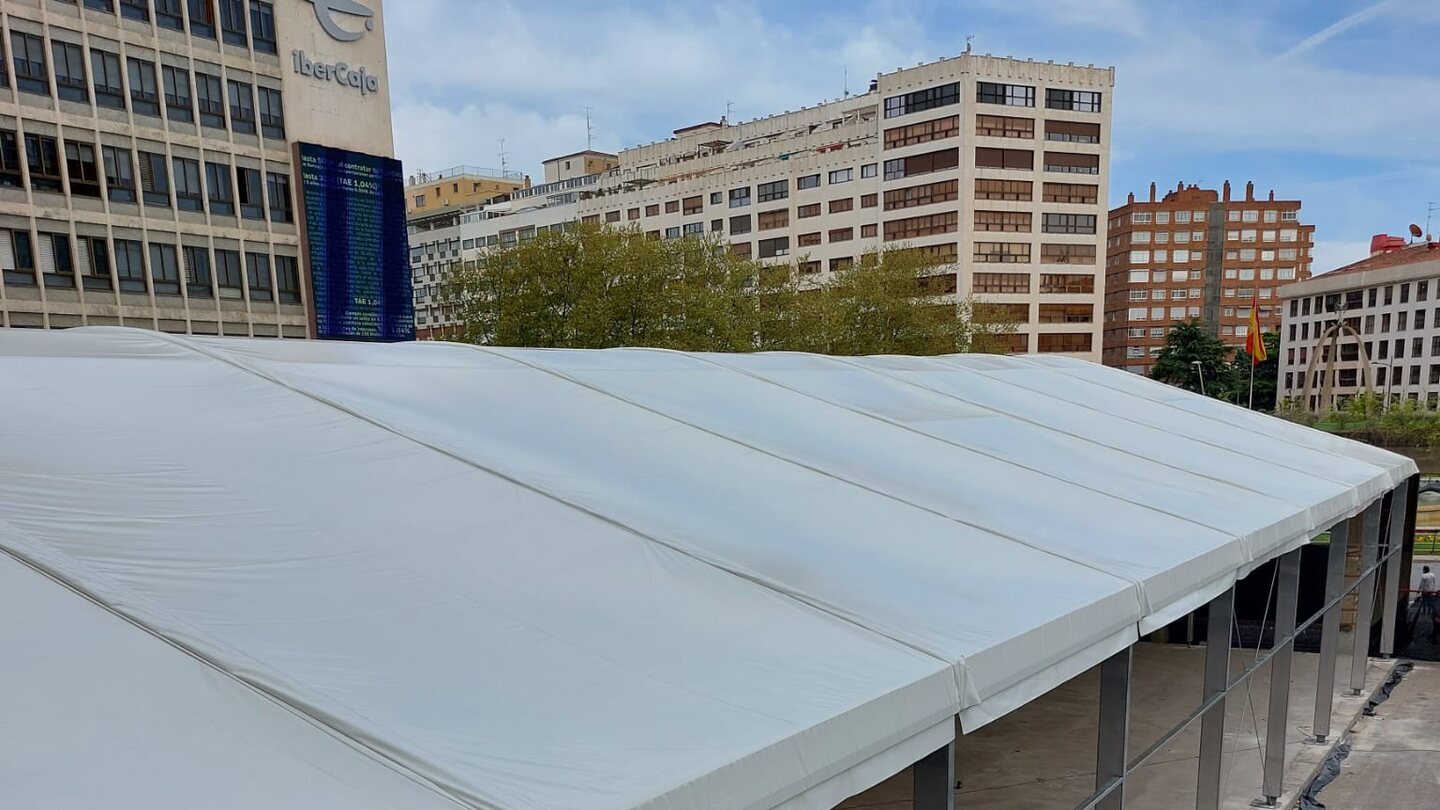 Vue horizontale d'un toit préfabriqué pour un marché municipal