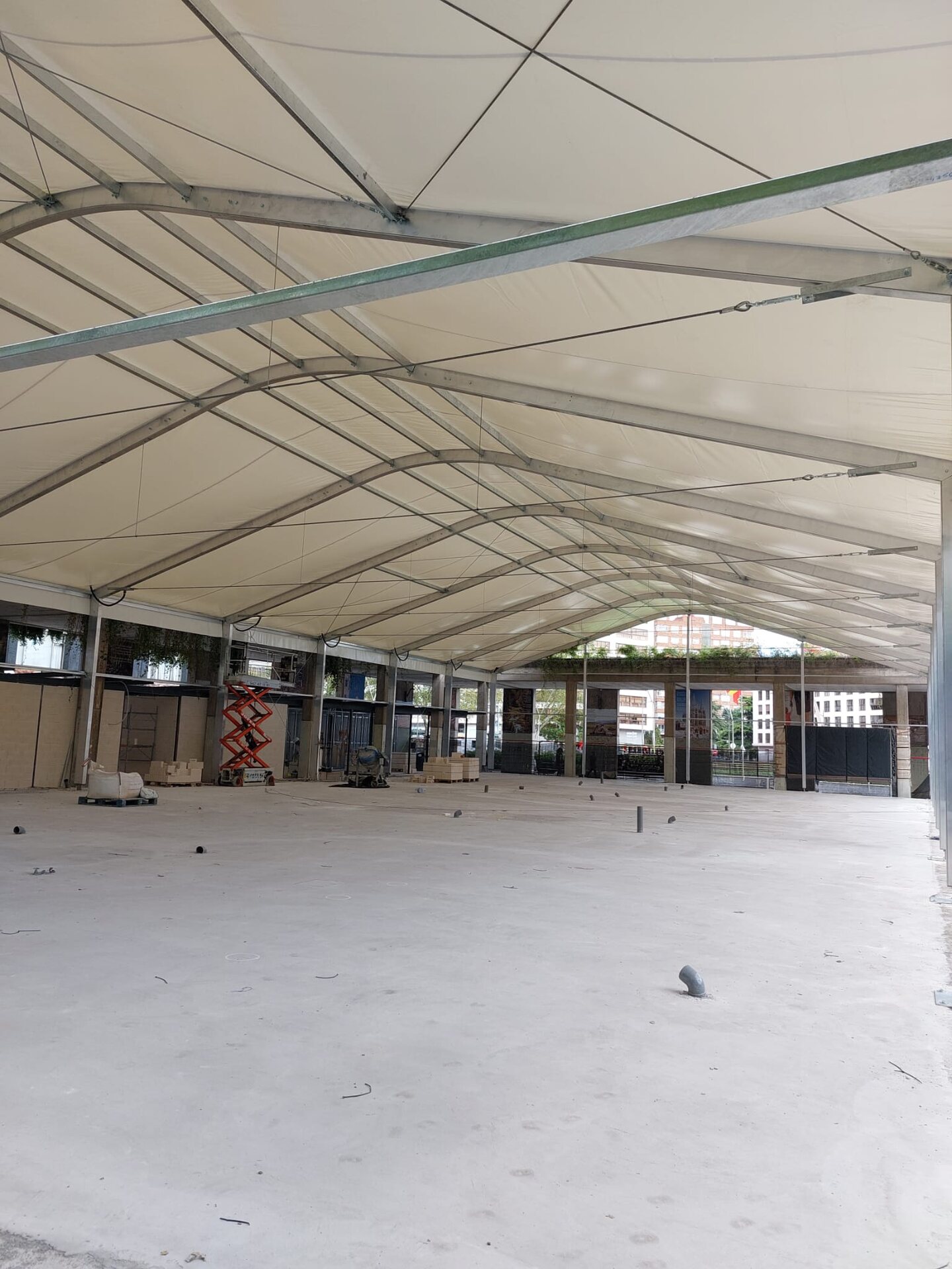 Intérieur sans poteaux d’un bâtiment préfabriqué pour un marché municipal