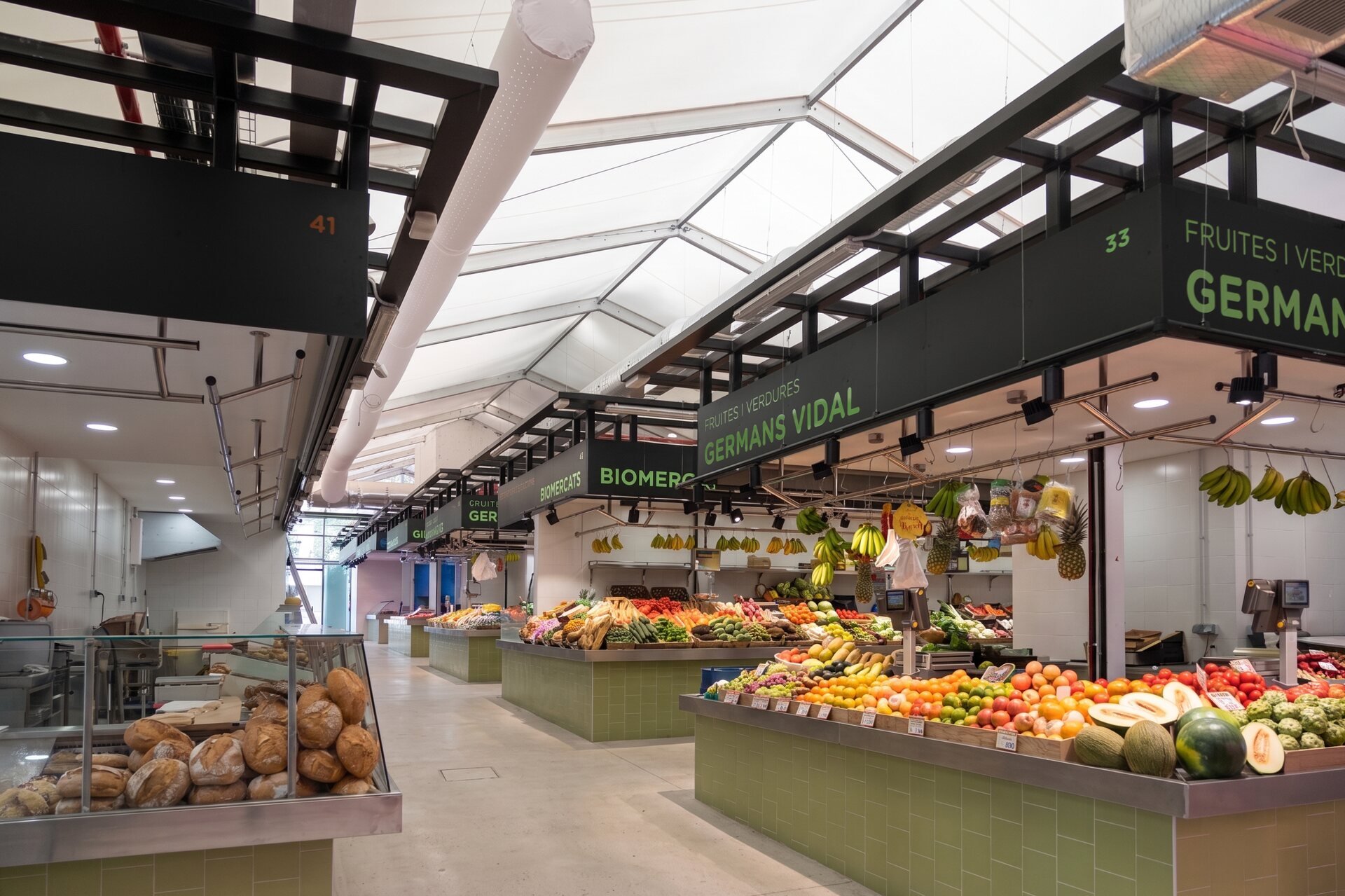 Intérieur d'un bâtiment préfabriqué pour un marché municipal