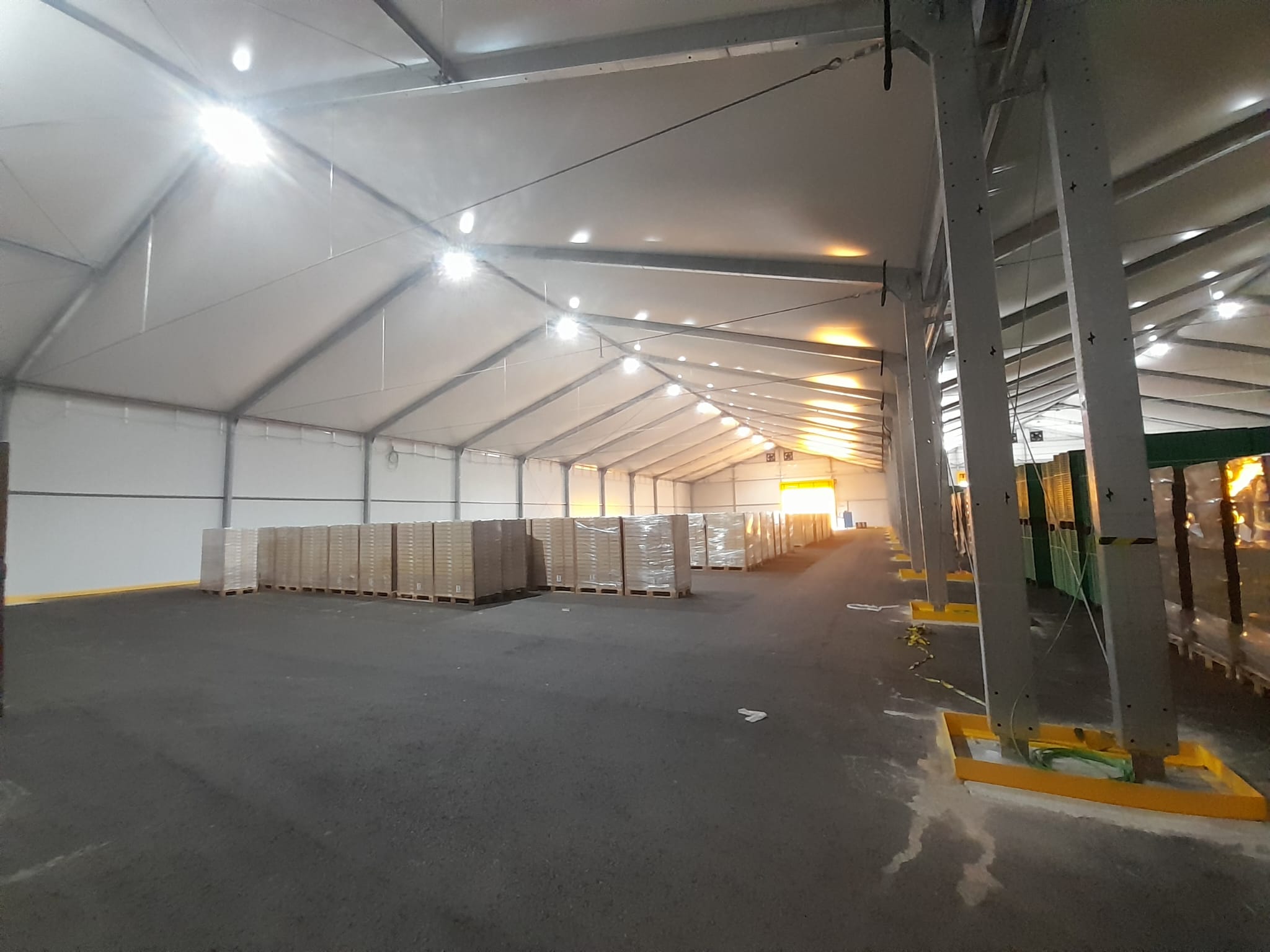 Bardages en toile ou en panneaux rigides pour bâtiment préfabriqué
