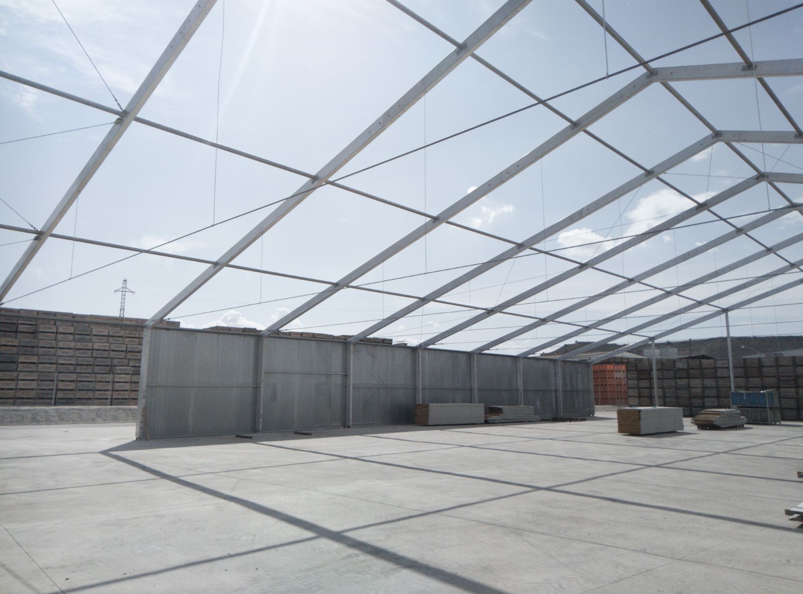 Toiture à résistance moyenne ou élevée pour bâtiment préfabriqué