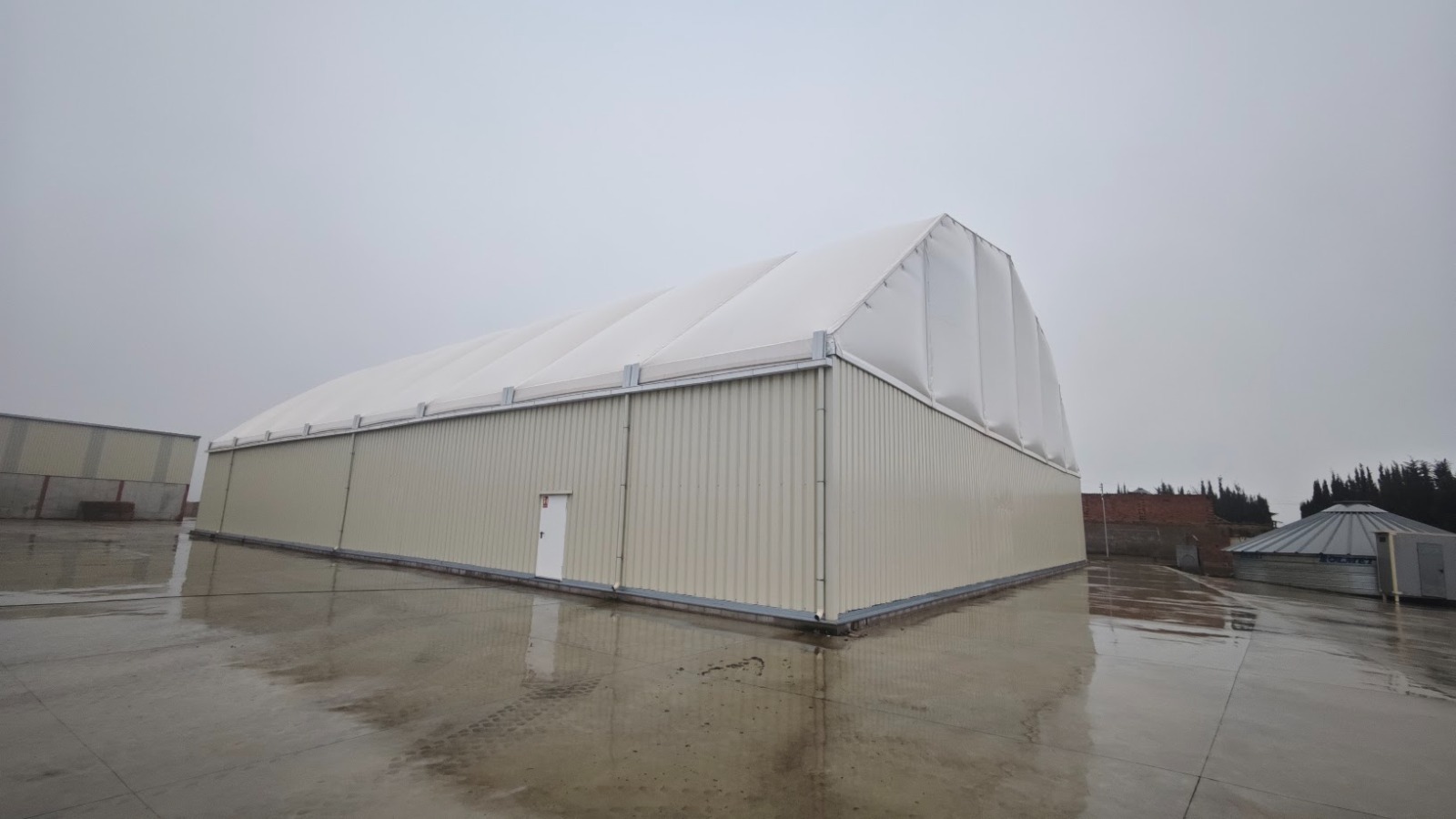 Bardages en toile ou en panneaux rigides pour bâtiment préfabriqué