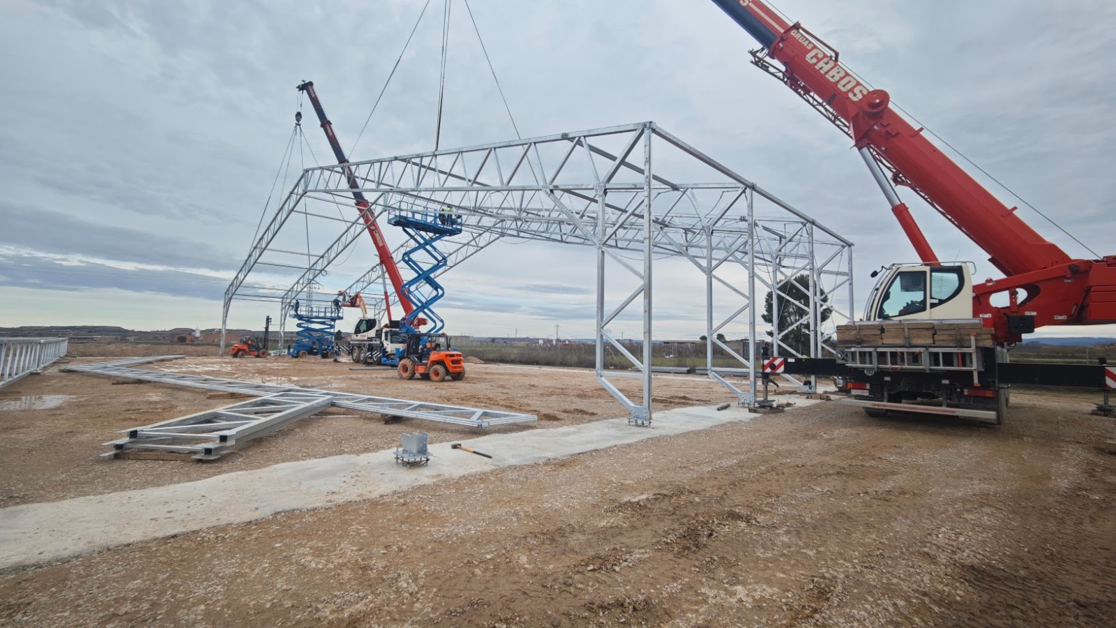 Structure en acier ou en aluminium pour un bâtiment préfabriqué