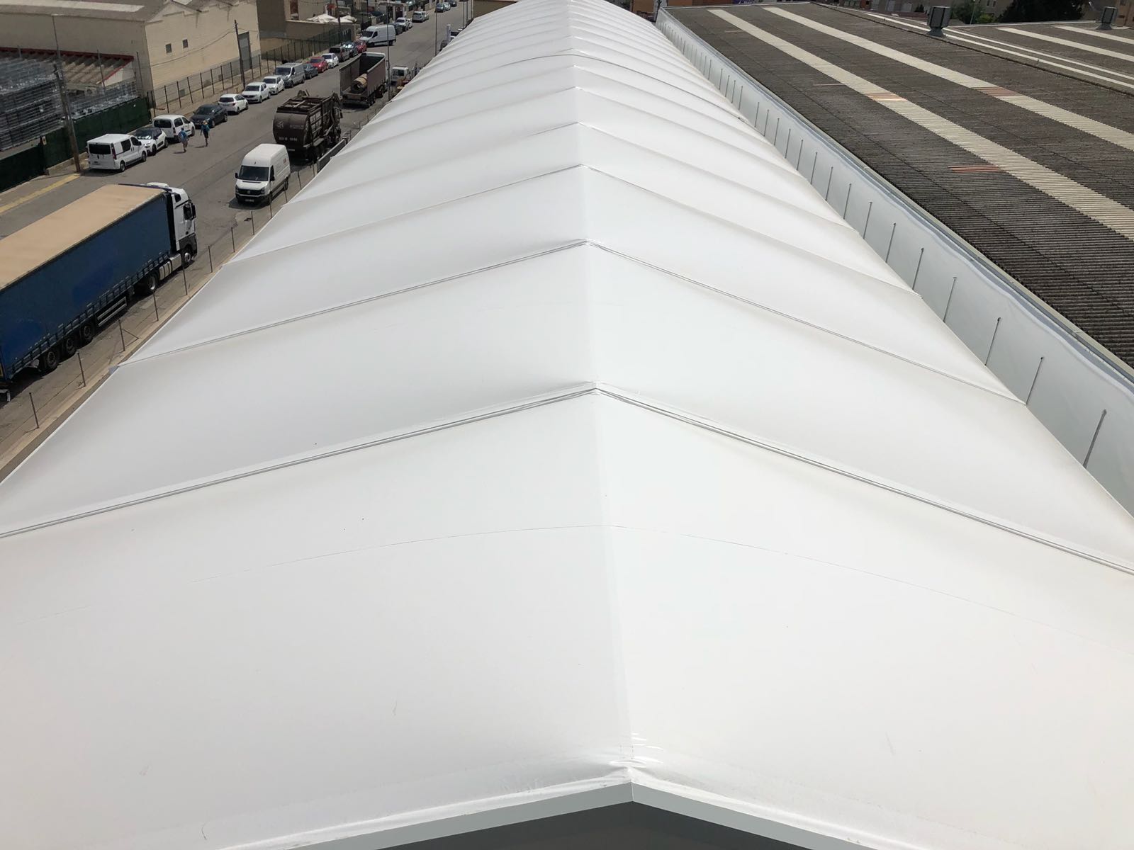 Toiture à résistance moyenne ou élevée pour bâtiment préfabriqué