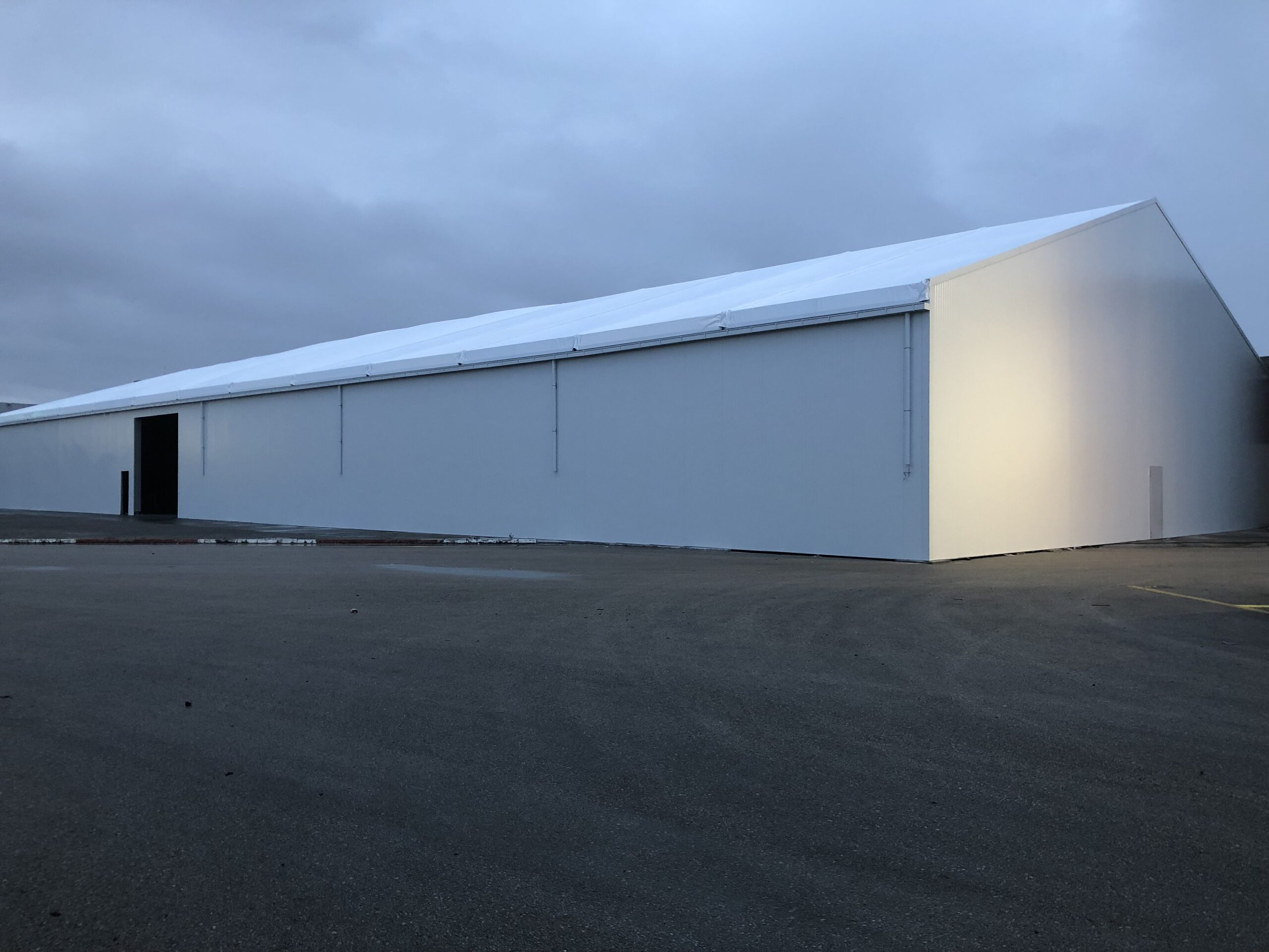 Bâtiment préfabriqué à espace ouvert ou compartimenté