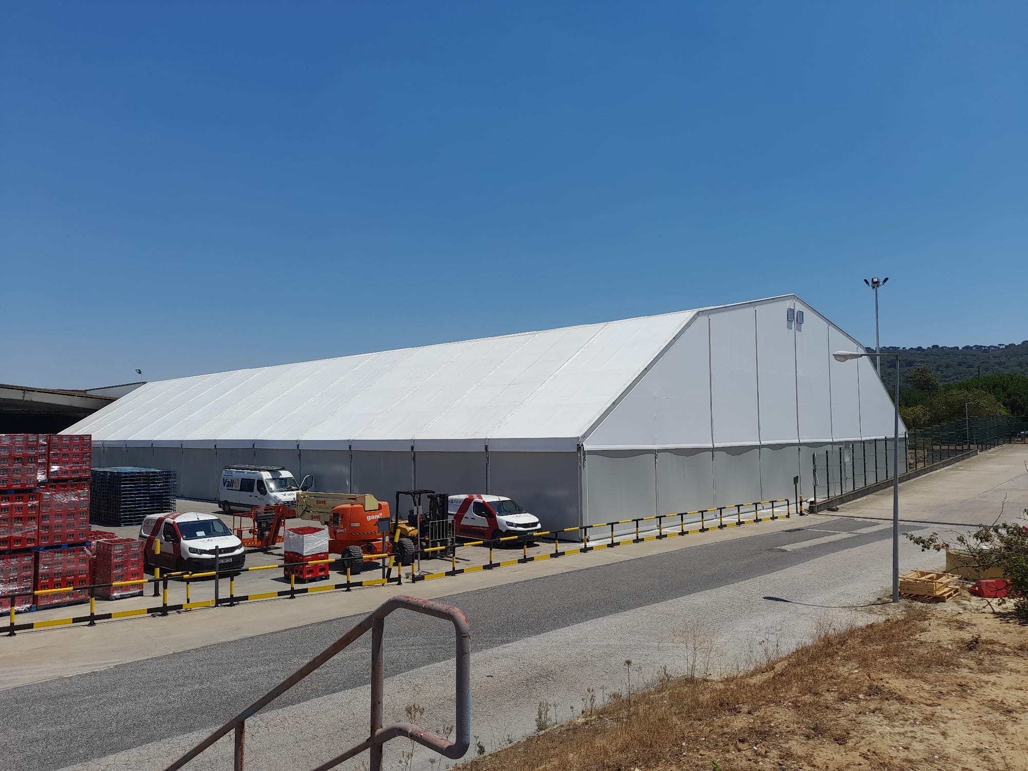 Structure en acier ou en aluminium pour un bâtiment préfabriqué