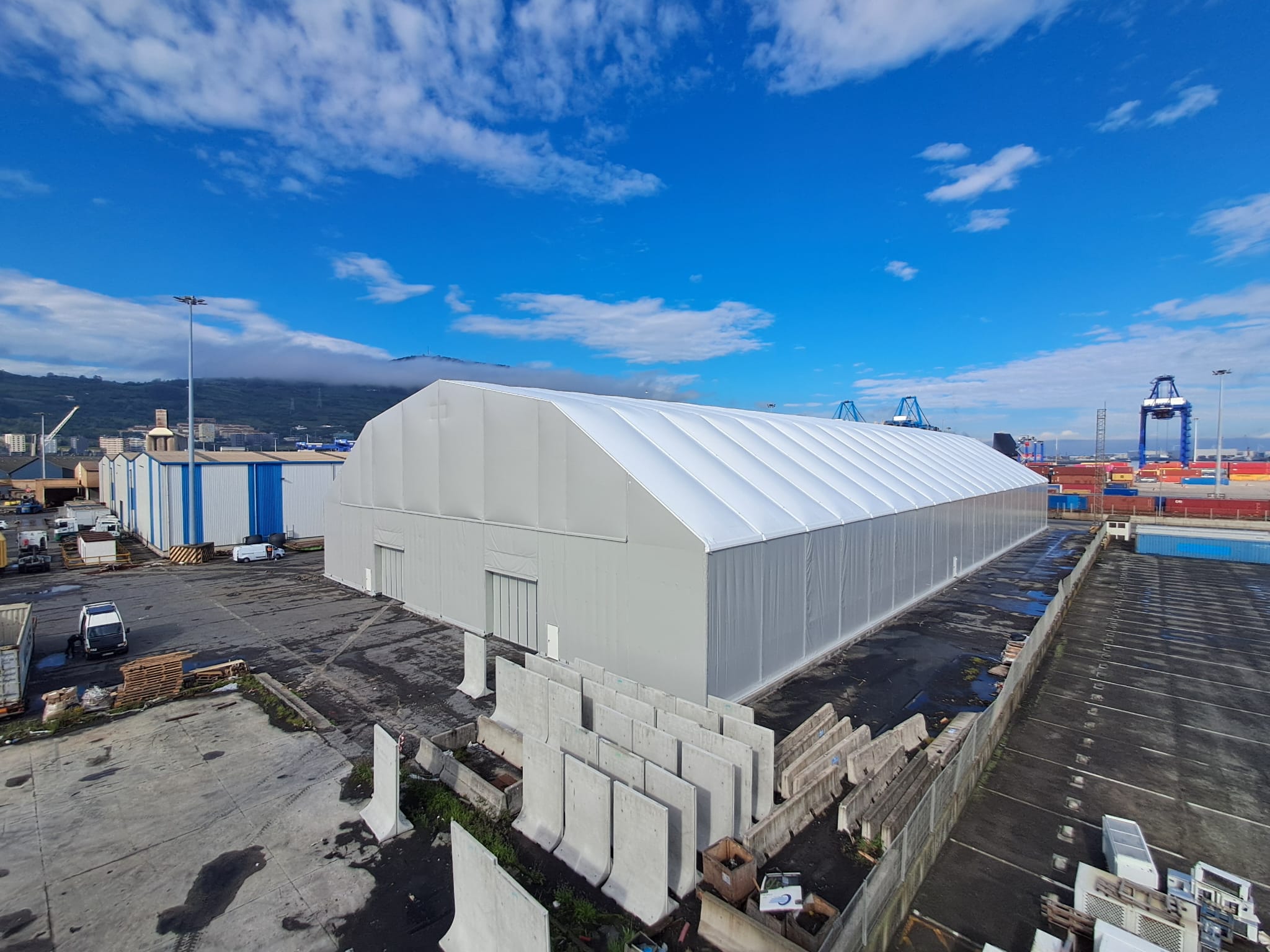 Toiture à résistance moyenne ou élevée pour bâtiment préfabriqué