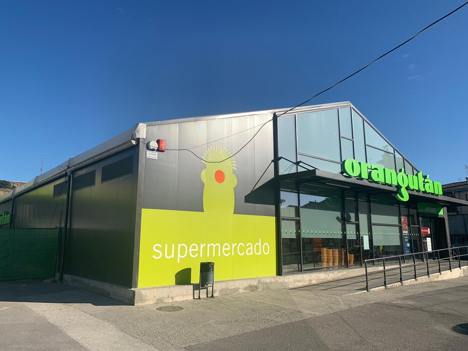 Façade du supermarché Orangutan dans un bâtiment préfabriqué VALL