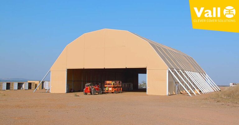 Hangar métallique pour avions vu extérieur - Vall