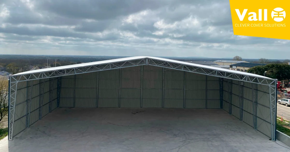 Bâtiments préfabriqués dégagés