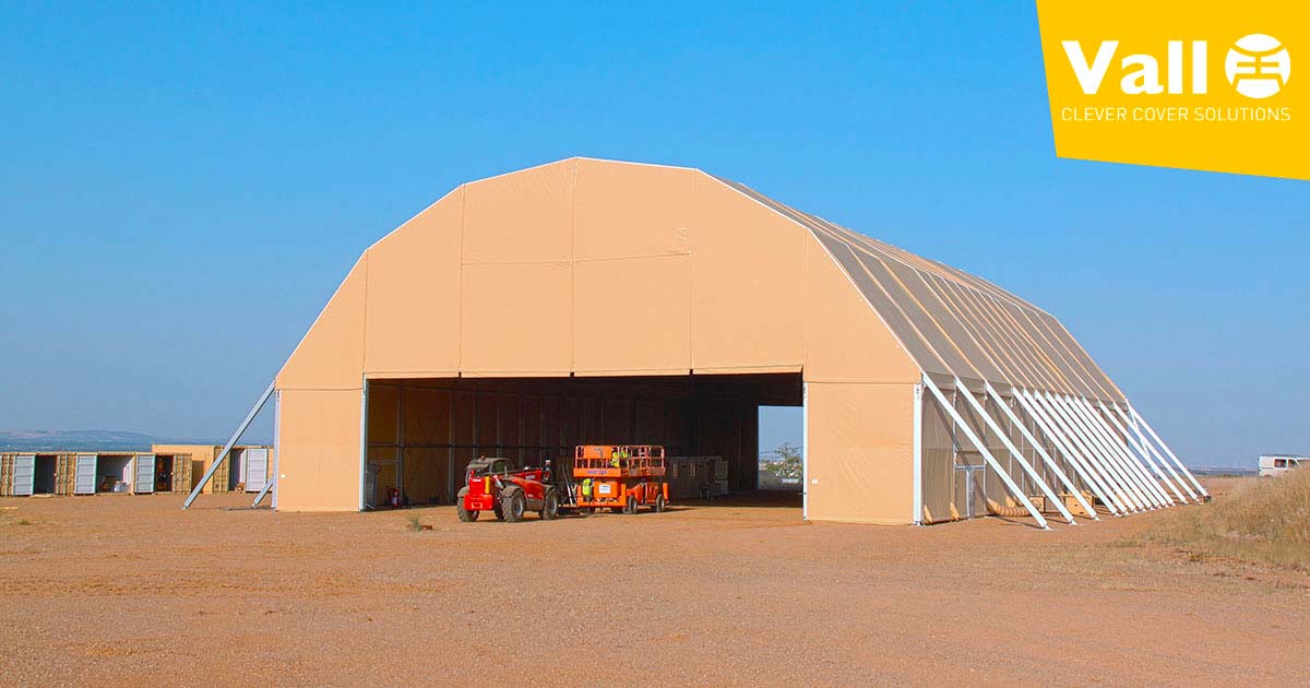 Hangar métallique pour avions vu extérieur - Vall