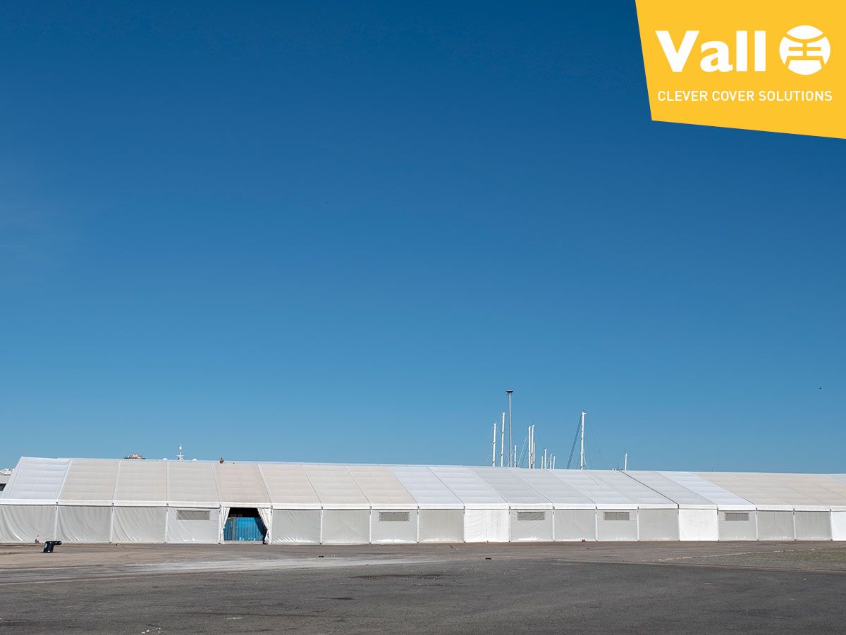 Tentes industriels dans un port